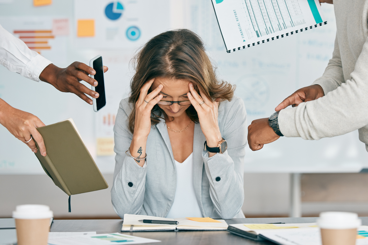 femme submergée par le travail